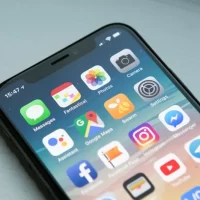 手机主屏幕上的Telegram应用