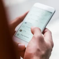 手持手机查看Telegram聊天列表